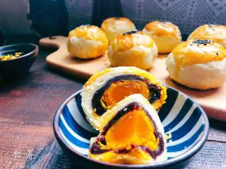 酥到掉渣的豆沙蛋黄酥,你要来一个吗?,先来一张成品图,蛋黄酥沙冒油。