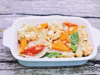 鲜虾芝士焗饭,混合好的直接铺在烤碗里，这个菜和饭要有点湿度，不能太干，一会还要烤，还会烤掉点水分。