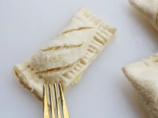 无敌好吃的苹果派,四边用叉子压出褶印。