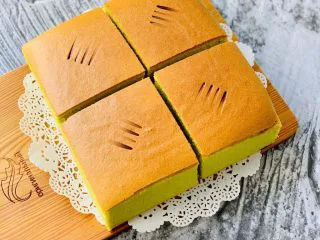 古早蛋糕（青汁）,古早蛋糕，只用了简单的食材，口感绵软细腻，带着淡淡的清香，仿佛又回到小时候。