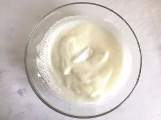 【无烤箱版】黑米蛋糕,打到蛋清比较细腻的时候 再加入3\1白砂糖