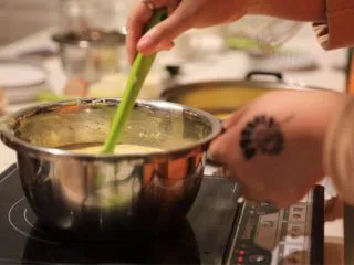 #春日烘焙教室#草莓塔/水果塔,柠檬奶油馅:牛奶，黄油入锅，煮沸。