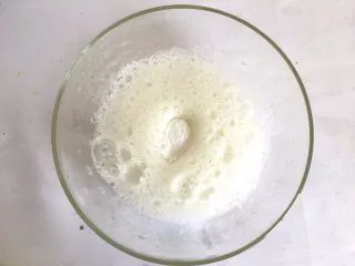 【无烤箱版】黑米蛋糕,蛋清加几滴柠檬汁或白醋 打到大气泡时,加入3\1白砂糖