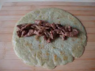 芹菜薄饼卷肉丝,饼中放入炒好的肉丝，卷起来