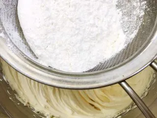 酥酥的香草曲奇小花,筛入混合好的粉类