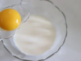 醇香酥脆的曲奇饼干(曲奇枪版),冬日温暖小零食,蛋黄和淡奶油混合均匀。