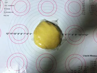 红豆沙小小酥,6、包上保鲜膜放入冰箱冷冻30分钟。