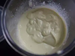 奇亚籽双色酸奶木糠杯,用搅拌棒高速打1分钟,让牛油果和酸奶充分融合