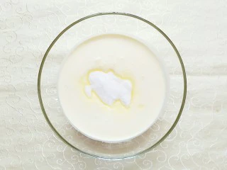 榴芒千层蛋糕,在淡奶油里加入适量的白糖,这个根据个人口味添加!