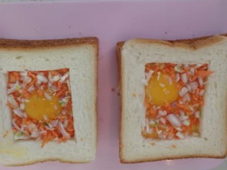 快手早餐&吐司鸡蛋烤火腿&小米粥,撒到吐司片的鸡蛋上面（如图）