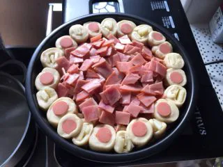 这样吃披萨才爽——重芝士火腿边披萨,再放入切小片的培根