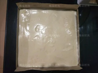可可旋风蛋糕卷,烤盘里铺油纸,我用的是油布。把原色蛋糕糊倒进去,刮平。