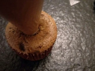 最“柔软”纸杯蛋糕☕—爆浆巧克力,裱花袋挤入。奶油。