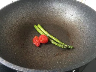 红酒黑胡椒牛排,煎好板腱牛排后,用剩下的油将自己喜欢的蔬菜煎熟,与牛排搭配食用。