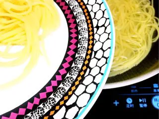 酸甜 & 辛辣 & 劲道 的意大利面,盛出煮好的意大利面。