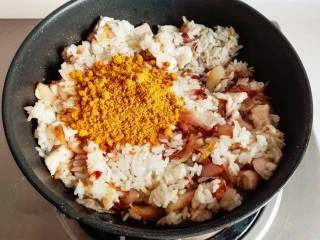 什锦咖喱焗饭,再加入炒熟的鸡胸肉，和准备好的咖喱粉搅拌均匀。