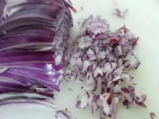 番茄肉酱意粉,洋葱切碎