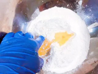 马卡龙色 高颜值汤饺系列@@ 猪肉大葱馅●麦穗饺,在面中心挖个火山口，把三分之一的蛋液放进去，放鸡蛋会面比较劲道，有弹性。不喜欢粘手的感觉，可以像我一样戴一次性的食品手套。这样还更卫生。