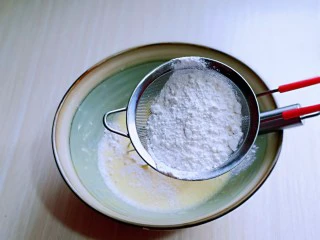 红丝绒草莓奶油蛋糕卷~下午茶必备甜品,筛入面粉,用硅胶铲翻拌均匀,看不到干粉。