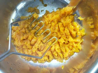 南瓜糯米夹心饼,蒸熟后压成泥