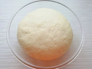 火腿彩蔬披萨,盖上保鲜膜发酵至两倍大。