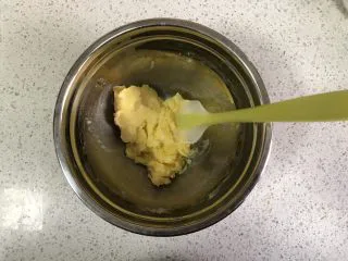 蔓越莓曲奇(原味&可可&抹茶),用刮刀翻拌按压,使得糖粉完全被黄油吸收。