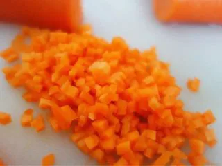 番茄肉酱意粉,胡萝卜切粒