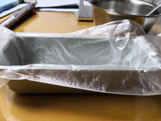 红糖全麦杏仁曲奇,准备一个磅蛋糕模具,铺上一张大的保鲜膜或保鲜袋。