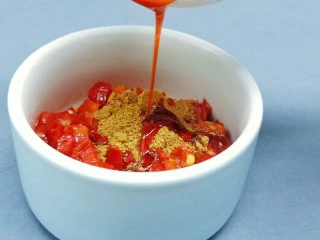 烤箱版【金针菇蒜香烤花蛤】,加上辣椒酱3勺,辣椒酱里面的红油看着就食欲来了。