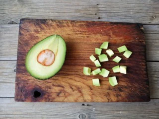 牛油果香蕉奶昔——敲好喝的夏日特饮,牛油果去皮对切开后再切成小块。