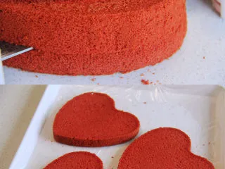 自带情话的红丝绒奶油蛋糕,8、 冷却的蛋糕脱模,分成均匀的3片,盖好备用(可在表面先预留薄薄的一片用于装饰)。