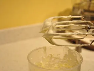 日式豆乳盒子蛋糕,淡奶油打至九分发的状态即可。