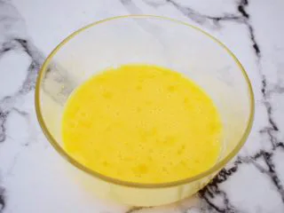 巧克力蛋糕甜甜圈,搅拌至白糖融化