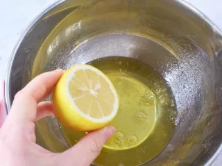 日式棉花蛋糕,蛋清挤入柠檬汁,打发至粗泡