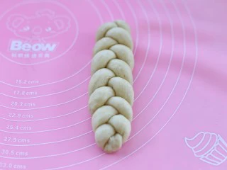 全麦辫子面包,收口处捏紧放到下面