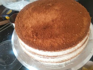 贺寿双层蛋糕(10＋6寸),一层层起来后。先把表面抹均匀封胚后