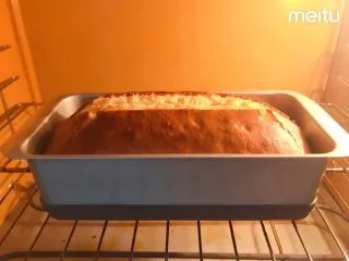 0黄油酸甜香橙磅蛋糕,一共烘烤40分钟,用手轻轻按压,感觉内部比较结实、不会有晃动的液体的感觉就可以了