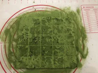 网红~~~抹茶雪花酥,翻一面继续撒。