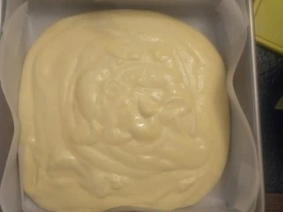 柔软到出乎意料-奶酪蛋糕卷,倒入烤板8寸方烤排20cm*20cm