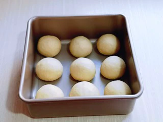 超级松软零失败的全麦蜜豆小餐包,依次做完,放入模具中,并间隔距离,再次送入蒸烤箱进行二次发酵。
