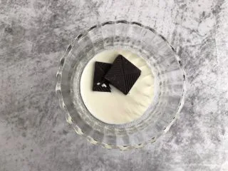 脏脏杯子蛋糕,15g巧克力中加入15g的淡奶油