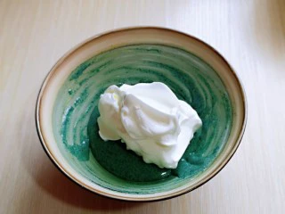 6寸蝶豆花戚风蛋糕,取三分之一的蛋白霜加入蛋黄糊中,翻拌手法直至看不到蛋白霜。