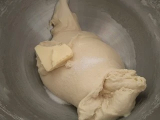 蒜香香肠热狗面包,再加入十克黄油,继续揉至15分钟。