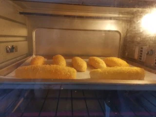 脆皮山药奶酪棒～健脾养胃还补钙,送入预热好的烤箱，上下火180度烤12分钟，看到山药棒明显膨胀鼓起就好了