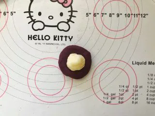 爆浆紫薯仙豆糕,取一个按扁,包入一个10克的马苏里拉奶酪馅儿。