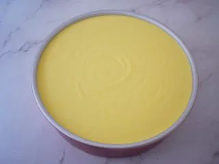 寿星公芒果慕斯蛋糕(十寸),再把拌匀的慕斯糊倒入模具中,盖上保鲜膜,放入冰箱冷藏一夜