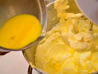 杏仁玛芬蛋糕 简单烘焙,将打散的鸡蛋分次加入，搅拌均匀至蓬松有纹路。