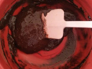 最“柔软”纸杯蛋糕☕—爆浆巧克力,搅拌一起。