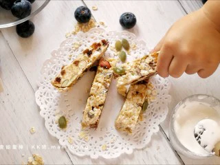 果仁燕麦能量棒,用FLUFF棉花糖做的能量棒，口感柔韧，甜味清新，果香浓郁，更适合老人小孩食用。