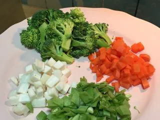 “假装米其林”牛排家庭套餐,煮通心粉的时候把洗净的西兰花切小朵，胡萝卜、鸡腿菇、荷兰豆切丁